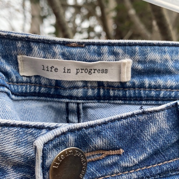 Straight cut women’s light washed denim - Picture 2 of 7